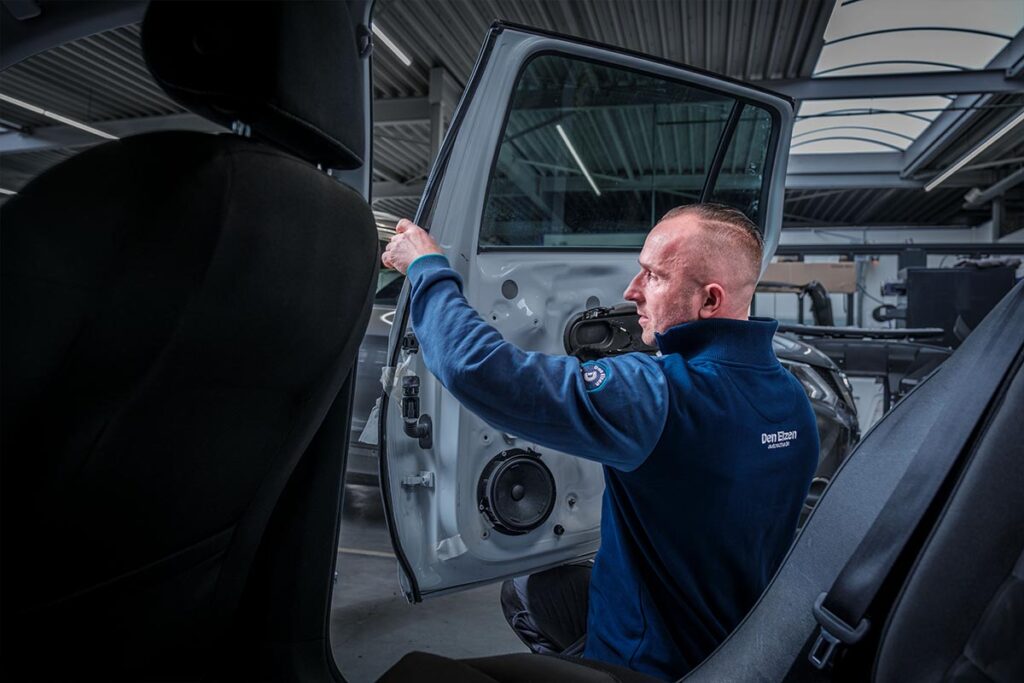 Plaatwerker Mariusz aan het werk bij ABS Werksta